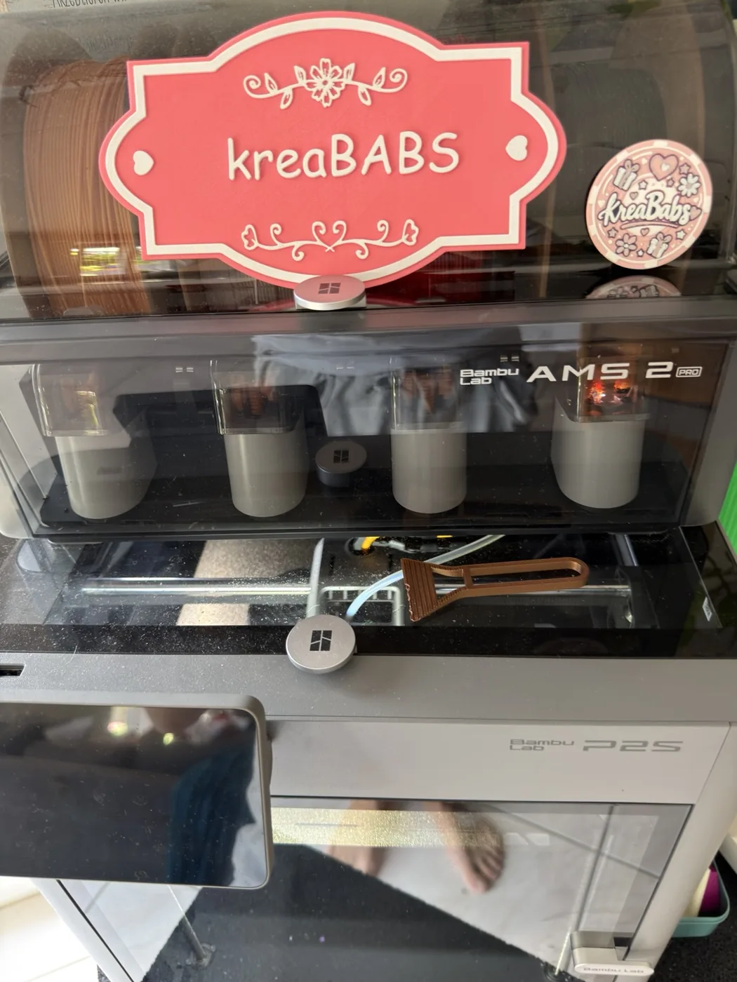 3D-Drucker in der kreaBabs-Werkstatt mit selbst gestaltetem Markenschild